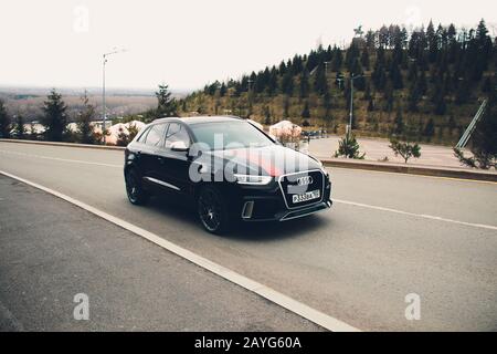 UFA, RUSSLAND - 4. MÄRZ 2018: Sportsline Audi RS Q3 auf der Straße Stockfoto