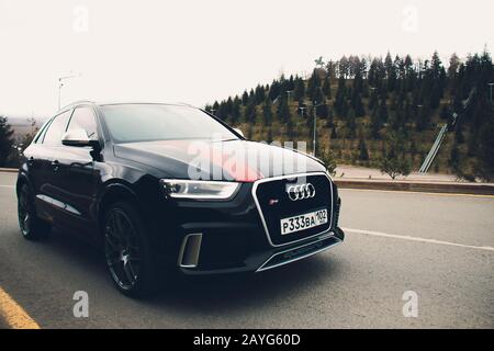 UFA, RUSSLAND - 4. MÄRZ 2018: Sportsline Audi RS Q3 auf der Straße Stockfoto