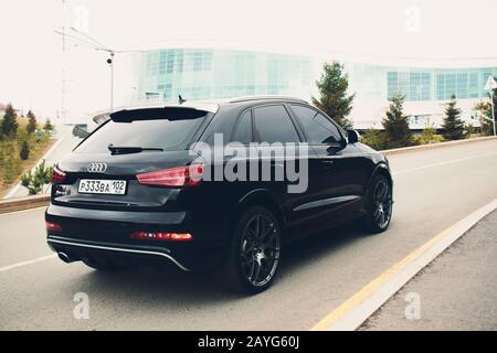 UFA, RUSSLAND - 4. MÄRZ 2018: Sportsline Audi RS Q3 auf der Straße Stockfoto