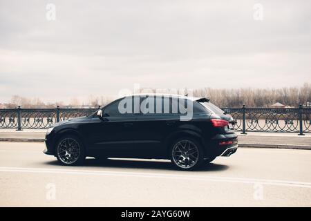 UFA, RUSSLAND - 4. MÄRZ 2018: Sportsline Audi RS Q3 auf der Straße Stockfoto