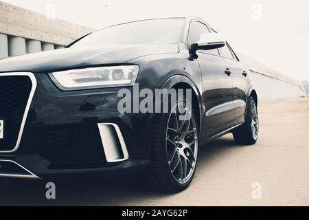 UFA, RUSSLAND - 4. MÄRZ 2018: Sportsline Audi RS Q3 auf der Straße Stockfoto