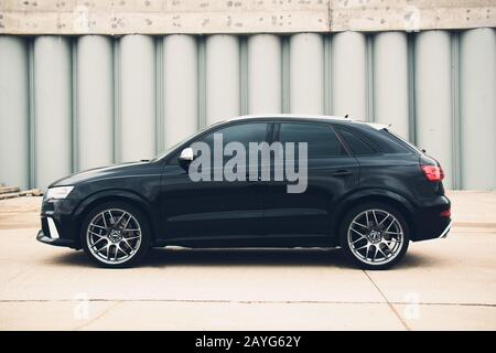 UFA, RUSSLAND - 4. MÄRZ 2018: Sportsline Audi RS Q3 auf der Straße Stockfoto