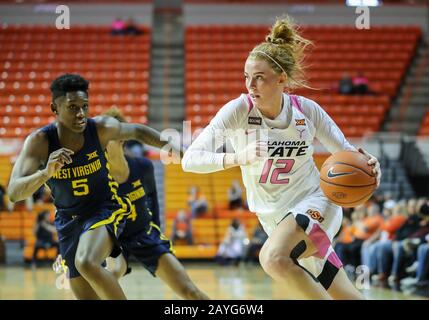 Stillwater, OK, USA. Februar 2020. Oklahoma State Cowgirls Forward Vivian Gray (12) fährt mit dem Ball während eines Basketballspiels zwischen den West Virginia Mountaineers und Oklahoma State Cowgirls in der Gallagher-Iba Arena in Stillwater, OK. Graues Siegel/CSM/Alamy Live News Stockfoto