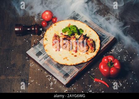 Frikadellen mit frischem Gemüse auf eine Tortilla Nahaufnahme auf dem Tisch. horizontale Stockfoto