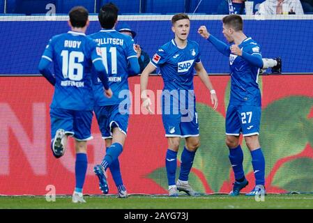 Düsseldorf, Deutschland. Paderborn, Deutschland. Februar 2020. 15. Februar 2020, Baden-Württemberg, Sinsheim: Fußball: Bundesliga, 22. Spieltag, TSG 1899 Hoffenheim - VfL Wolfsburg, Pre-pre-Arena. Hoffenheims Torschütze Christoph Baumgartner (2. Von rechts) jubelt mit seinen Teamkollegen Sebastian Rudy (l), Florian Grillitschs und Andrej Kramaric zum 1:1. Foto: Uwe Anspach / dpa - WICHTIGER HINWEIS: Gemäß den Vorschriften der DFL Deutsche Fußball Liga und des DFB Deutscher Fußball-Bund ist es verboten, im Stadion und/oder aus dem Spiel auszunutzen oder auszunutzen Stockfoto