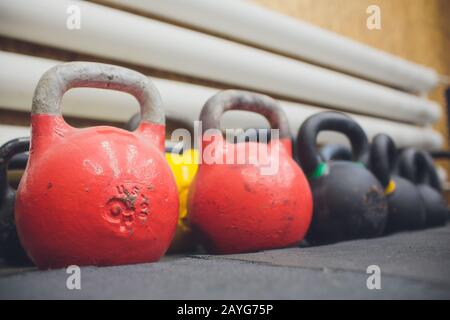 In einer Sporthalle Gewichtsset Stockfoto