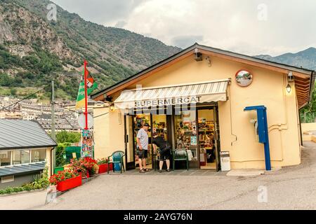 18. JULI 2018, ANDORRA LA VELLA, ANDORRA: Supermarktgebäude in der Nähe des Campingplatzes Stockfoto