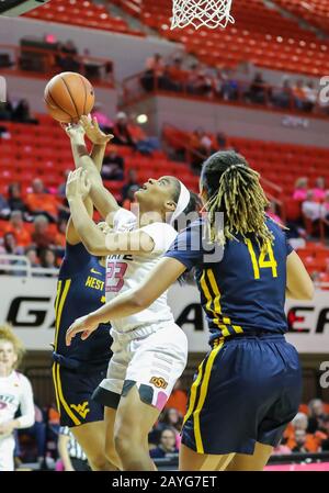 Stillwater, OK, USA. Februar 2020. Oklahoma State Cowgirls Guard Lauren Fields (23) versucht während eines Basketballspiels zwischen den West Virginia Mountaineers und Oklahoma State Cowgirls in der Gallagher-Iba Arena in Stillwater, OK, ein Lay-Up. Graues Siegel/CSM/Alamy Live News Stockfoto