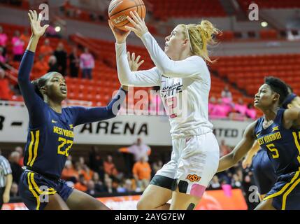 Stillwater, OK, USA. Februar 2020. Oklahoma State Cowgirls Forward Vivian Gray (12) versucht während eines Basketballspiels zwischen den West Virginia Mountaineers und Oklahoma State Cowgirls in der Gallagher-Iba Arena in Stillwater, OK, ein Lay-Up. Graues Siegel/CSM/Alamy Live News Stockfoto