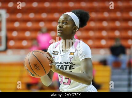 Stillwater, OK, USA. Februar 2020. Oklahoma State Cowgirls schützen Clitan de Sousa (33) während eines Basketballspiels zwischen den West Virginia Mountaineers und Oklahoma State Cowgirls in der Gallagher Iba Arena in Stillwater, OK. Graues Siegel/CSM/Alamy Live News Stockfoto