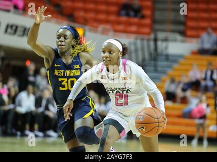 Stillwater, OK, USA. Februar 2020. Oklahoma State Cowgirls Guard Ja'Mee Asberry (21) fährt mit dem Ball während eines Basketballspiels zwischen den West Virginia Mountaineers und Oklahoma State Cowgirls in der Gallagher-Iba Arena in Stillwater, OK. Graues Siegel/CSM/Alamy Live News Stockfoto