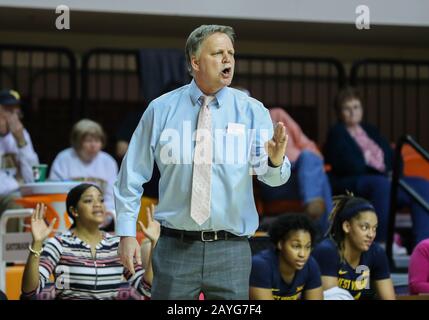 Stillwater, OK, USA. Februar 2020. West Virginia University Mountaineers Head Coach Mike Carey während eines Basketballspiels zwischen den West Virginia Mountaineers und Oklahoma State Cowgirls in der Gallagher Iba Arena in Stillwater, OK. Graues Siegel/CSM/Alamy Live News Stockfoto