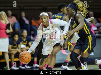 Stillwater, OK, USA. Februar 2020. Oklahoma State Cowgirls Guard Ja'Mee Asberry (21) fährt mit dem Ball während eines Basketballspiels zwischen den West Virginia Mountaineers und Oklahoma State Cowgirls in der Gallagher-Iba Arena in Stillwater, OK. Graues Siegel/CSM/Alamy Live News Stockfoto