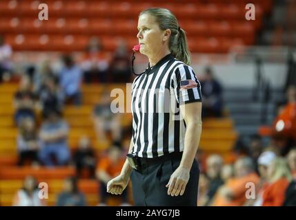 Stillwater, OK, USA. Februar 2020. Ein 12-Schiedsrichter während eines Basketballspiels zwischen den West Virginia Mountaineers und Oklahoma State Cowgirls in der Gallagher-Iba Arena in Stillwater, OK. Graues Siegel/CSM/Alamy Live News Stockfoto