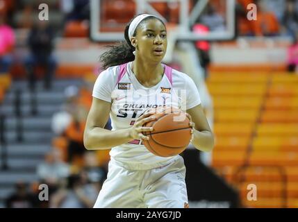Stillwater, OK, USA. Februar 2020. Oklahoma State Cowgirls bewachen Lauren Fields (23) während eines Basketballspiels zwischen den West Virginia Mountaineers und Oklahoma State Cowgirls in der Gallagher Iba Arena in Stillwater, OK. Graues Siegel/CSM/Alamy Live News Stockfoto