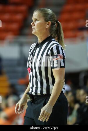 Stillwater, OK, USA. Februar 2020. Ein 12-Schiedsrichter während eines Basketballspiels zwischen den West Virginia Mountaineers und Oklahoma State Cowgirls in der Gallagher-Iba Arena in Stillwater, OK. Graues Siegel/CSM/Alamy Live News Stockfoto