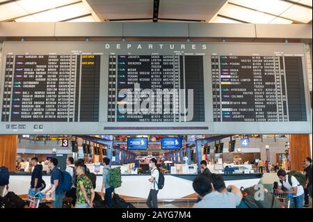 31.01.2020, Singapur, Republik Singapur, Asien - Flugreisende vor einer Fluginformationsanzeige in der Abflughalle am Flughafen Changi. Stockfoto