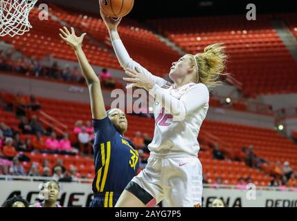 Stillwater, OK, USA. Februar 2020. Oklahoma State Cowgirls Forward Vivian Gray (12) versucht während eines Basketballspiels zwischen den West Virginia Mountaineers und Oklahoma State Cowgirls in der Gallagher-Iba Arena in Stillwater, OK, ein Lay-Up. Graues Siegel/CSM/Alamy Live News Stockfoto