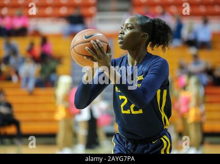 Stillwater, OK, USA. Februar 2020. West Virginia Mountaineers Center Blessing Ejiofor (22) versucht einen Schuss während eines Basketballspiels zwischen den West Virginia Mountaineers und Oklahoma State Cowgirls in der Gallagher Iba Arena in Stillwater, OK. Graues Siegel/CSM/Alamy Live News Stockfoto