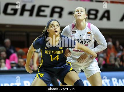 Stillwater, OK, USA. Februar 2020. West Virginia Mountaineers Forward Kari Nihaw (14) und Oklahoma State Cowgirls Forward Abbie Winchester (25) kämpfen während eines Basketballspiels zwischen den West Virginia Mountaineers und Oklahoma State Cowgirls in der Gallagher Iba Arena in Stillwater, OK um einen Rückstoß. Graues Siegel/CSM/Alamy Live News Stockfoto
