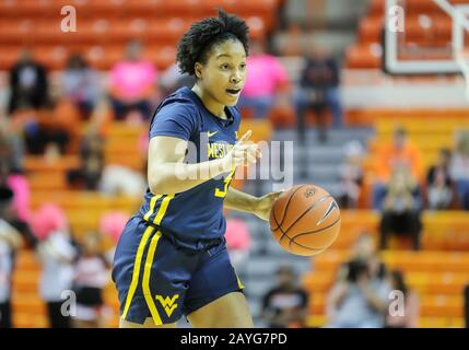 Stillwater, OK, USA. Februar 2020. West Virginia Mountaineers Guard Kirsten Deans (3) treibt den Ball während eines Basketballspiels zwischen den West Virginia Mountaineers und Oklahoma State Cowgirls in der Gallagher-Iba Arena in Stillwater, OK, auf den Platz. Graues Siegel/CSM/Alamy Live News Stockfoto