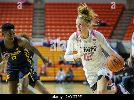 Stillwater, OK, USA. Februar 2020. Oklahoma State Cowgirls Forward Vivian Gray (12) fährt mit dem Ball während eines Basketballspiels zwischen den West Virginia Mountaineers und Oklahoma State Cowgirls in der Gallagher-Iba Arena in Stillwater, OK. Graues Siegel/CSM/Alamy Live News Stockfoto