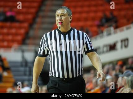 Stillwater, OK, USA. Februar 2020. Ein 12-Schiedsrichter während eines Basketballspiels zwischen den West Virginia Mountaineers und Oklahoma State Cowgirls in der Gallagher-Iba Arena in Stillwater, OK. Graues Siegel/CSM/Alamy Live News Stockfoto