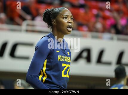 Stillwater, OK, USA. Februar 2020. West Virginia Mountaineers Center Blessing Ejiofor (22) während eines Basketballspiels zwischen den West Virginia Mountaineers und Oklahoma State Cowgirls in der Gallagher-Iba Arena in Stillwater, OK. Graues Siegel/CSM/Alamy Live News Stockfoto
