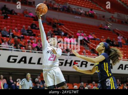 Stillwater, OK, USA. Februar 2020. Oklahoma State Cowgirls Guard Ja'Mee Asberry (21) versucht während eines Basketballspiels zwischen den West Virginia Mountaineers und Oklahoma State Cowgirls in der Gallagher-Iba Arena in Stillwater, OK, ein Lay-Up. Graues Siegel/CSM/Alamy Live News Stockfoto