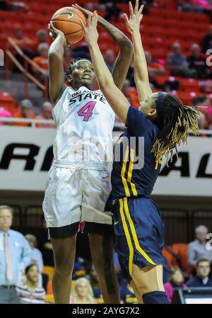 Stillwater, OK, USA. Februar 2020. Oklahoma State Cowgirls Forward Natasha Mack (4) versucht während eines Basketballspiels zwischen den West Virginia Mountaineers und Oklahoma State Cowgirls in der Gallagher Iba Arena in Stillwater, OK, einen Schuss. Graues Siegel/CSM/Alamy Live News Stockfoto
