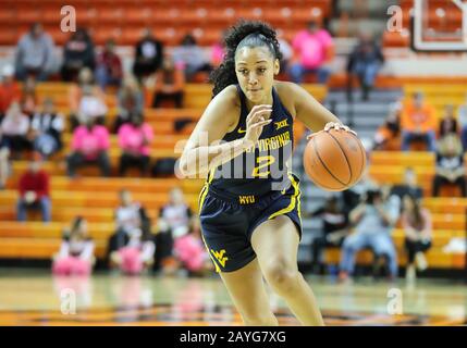 Stillwater, OK, USA. Februar 2020. West Virginia Mountaineers Guard Kysre Gondrezick (2) fährt mit dem Ball während eines Basketballspiels zwischen den West Virginia Mountaineers und Oklahoma State Cowgirls in der Gallagher-Iba Arena in Stillwater, OK. Graues Siegel/CSM/Alamy Live News Stockfoto
