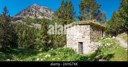 Steinhütte in den Pyrenäen Stockfoto