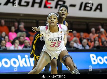 Stillwater, OK, USA. Februar 2020. Oklahoma State Cowgirls Guard Clitan de Sousa (33) positioniert sich für einen Rückkampf während eines Basketballspiels zwischen den West Virginia Mountaineers und Oklahoma State Cowgirls in der Gallagher Iba Arena in Stillwater, OK. Graues Siegel/CSM/Alamy Live News Stockfoto
