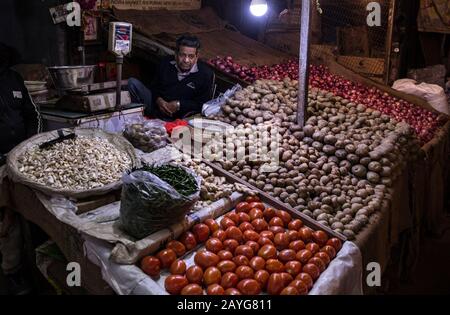 Neu-Delhi, Indien. Februar 2020. Ein Anbieter verkauft Gemüse auf einem Markt in Neu-Delhi, Indien, 15. Februar 2020. Indiens Inflation im Einzelhandel steigt im Januar auf 7,59 Prozent, Angaben, die das Ministerium für Statistik und Programmumsetzung am Mittwoch veröffentlicht hat. Credit: Javed Dar/Xinhua/Alamy Live News Stockfoto