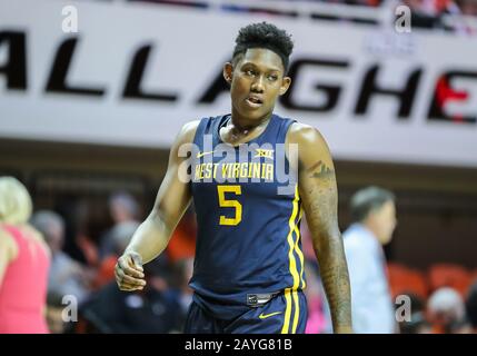 Stillwater, OK, USA. Februar 2020. West Virginia Mountaineers bewachen Tynice Martin (5) während eines Basketballspiels zwischen den West Virginia Mountaineers und Oklahoma State Cowgirls in der Gallagher-Iba Arena in Stillwater, OK. Graues Siegel/CSM/Alamy Live News Stockfoto