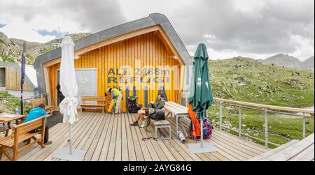 Andorra LA VELLA, ANDORRA - 20. JULI 2018: Großes modernes Berghotel und Wanderheim DE ILLA in den Pyrenäen Stockfoto