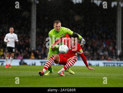 Craven Cottage, London, Großbritannien. Februar 2020. English Championship Football, Fulham versus Barnsley; Torhüter Marek Rodak von Fulham fouls Jacob Brown von Barnsley im Strafkasten, bevor Cauley Woodrow von Barnsley in der 28. Minute sein Tor auf der 1. Seite erzielte, von einem Elfmeter zum 0:1 Credit: Action Plus Sports/Alamy Live News Stockfoto