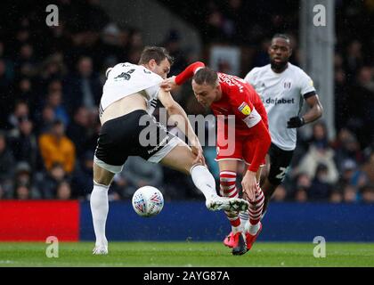 Craven Cottage, London, Großbritannien. Februar 2020. English Championship Football, Fulham versus Barnsley; Kevin McDonald von Fulham fordert Cauley Woodrow von Barnsley Credit: Action Plus Sports/Alamy Live News heraus Stockfoto