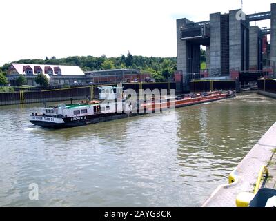 Bunkerbarge Dettmer Tank 51 der Dettmer REederei auf dem Elbe-Seitenkanal in den Schiffshebezug bei Scharnebeck, Niedersachsen, Deutschland. Stockfoto