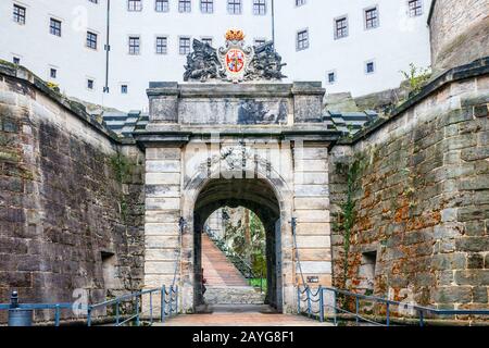 Stark befestigte Einfahrt der Festung Konigstein. Konigstein, Sachsen, Deutschland, Stockfoto