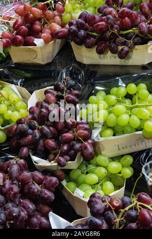 Eine Auswahl an roten und grünen Trauben, die in einem Obst- und Gemüsemarkt im Zentrum londons verkauft und ausgestellt werden. Stockfoto