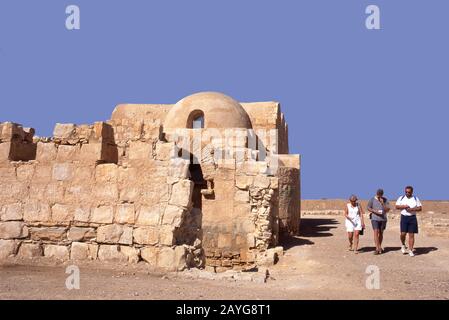 Qusayr Amra, Jordan-August 16.2001: Touristen in Qusayr Amra.This Desert Castle ist das bekannteste der Wüstenschlösser im heutigen Osten Stockfoto