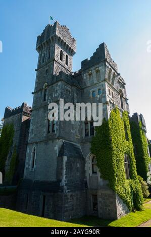 Irland, Ashford Castle. Es ist ein irisches Landgut, das sich in der Nähe des Dorfes Cong im County Galway befindet. Stockfoto