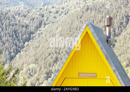 Dach eines Berghauses aus Holz Stockfoto