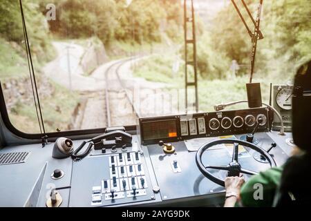 Blick aus dem Führerhaus einer Schmalspurbahn, Beruf und Verkehrskonzept Stockfoto