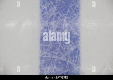 Detail blaue Linie auf dem Eis hockey Rink Stockfoto