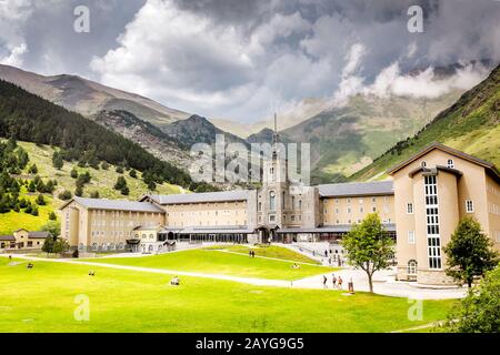 Vall de Nuria Sanctuary Hotelgebäude in den katalanischen pyrenäen, Spanien. Berühmtes Freizeit- und Reiseziel Stockfoto