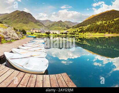 Bootsverleih für Touristen auf einem Bergsee im Tal der Nuria, Spanien. Pyrenäenrücken. Stockfoto