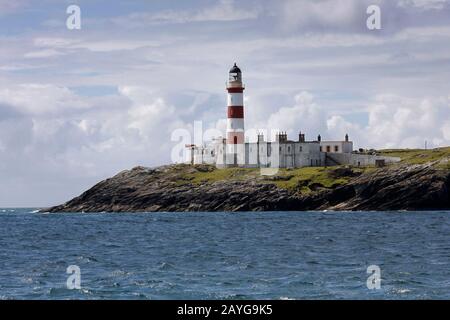 Der hohe, rot-weiß gestreifte Eilean-Glas-Leuchtturm, Scalpay, vom Meer, Western Isles, Schottland Stockfoto