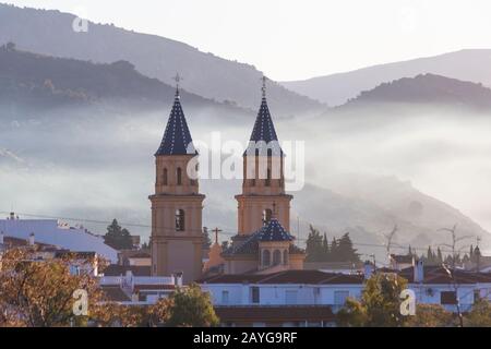 Kirche und Stadt Orgiva, Las Alpujarras, Provinz Granada, Andalucia, Spanien im Februar Stockfoto